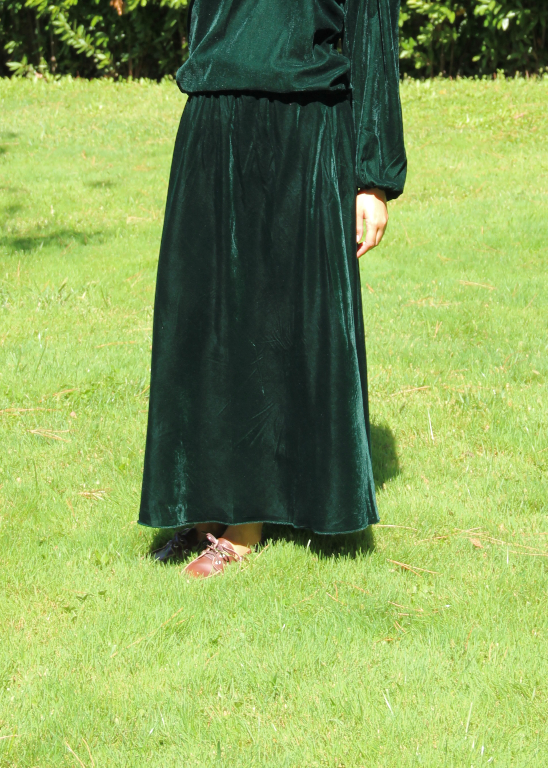 IGI AMA Bohémien Skirt – Gonna verde in 100% velluto, lunga fino alla caviglia con elastico in vita per una vestibilità comoda. Taglia unica, prodotta in India. Lavabile in lavatrice a 30°C e stirabile al rovescio a bassa temperatura.
