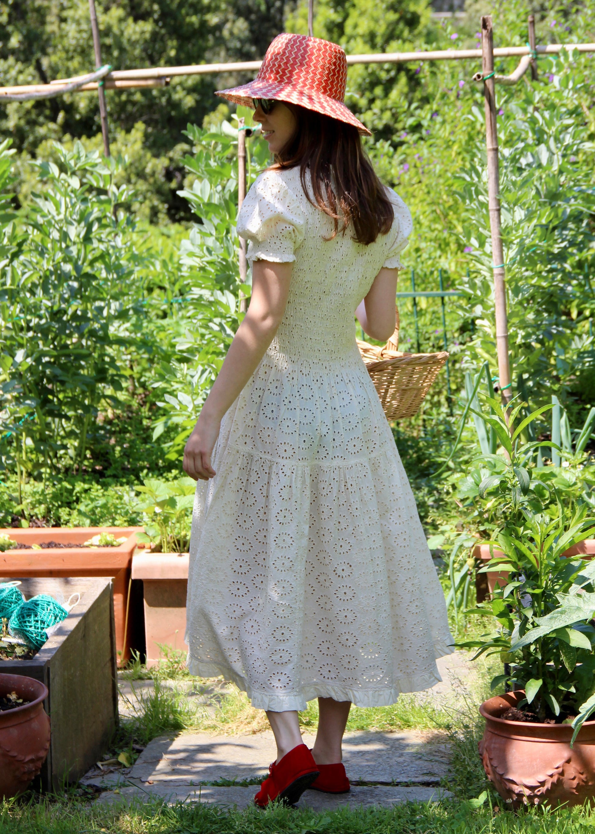 Holi Dress di IGIAMA, vestito in Sangallo 100% cotone, bianco, a maniche corte a sbuffo, con arricciature elastiche su busto e maniche, lunghezza fino alla caviglia, taglia unica e tessuto elasticizzato che si adatta a tutte le corporature, prodotto in India, perfetto per un'estate fresca e femminile