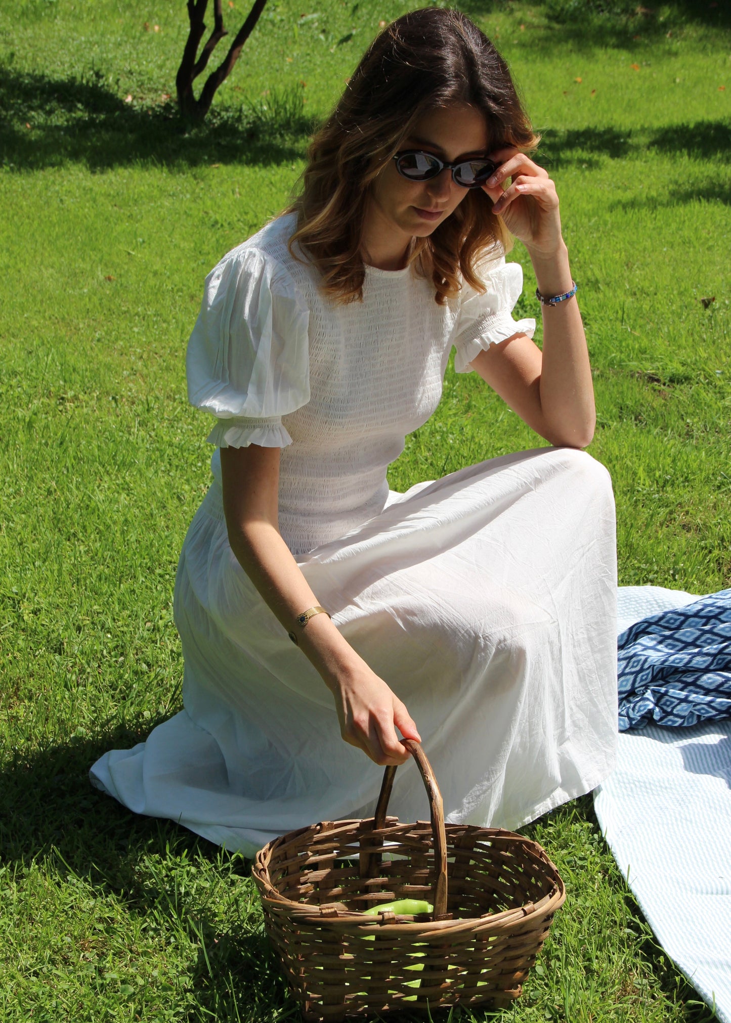 Holi Dress – Vestito lungo bianco in 100% cotone, con maniche corte a sbuffo e arricciature elastiche su busto e maniche. Vestibilità elasticizzata, comoda e adatta a tutte le corporature. Taglia unica. Prodotto in India. Cura delicata: lavare a 30°C, stirare a bassa temperatura