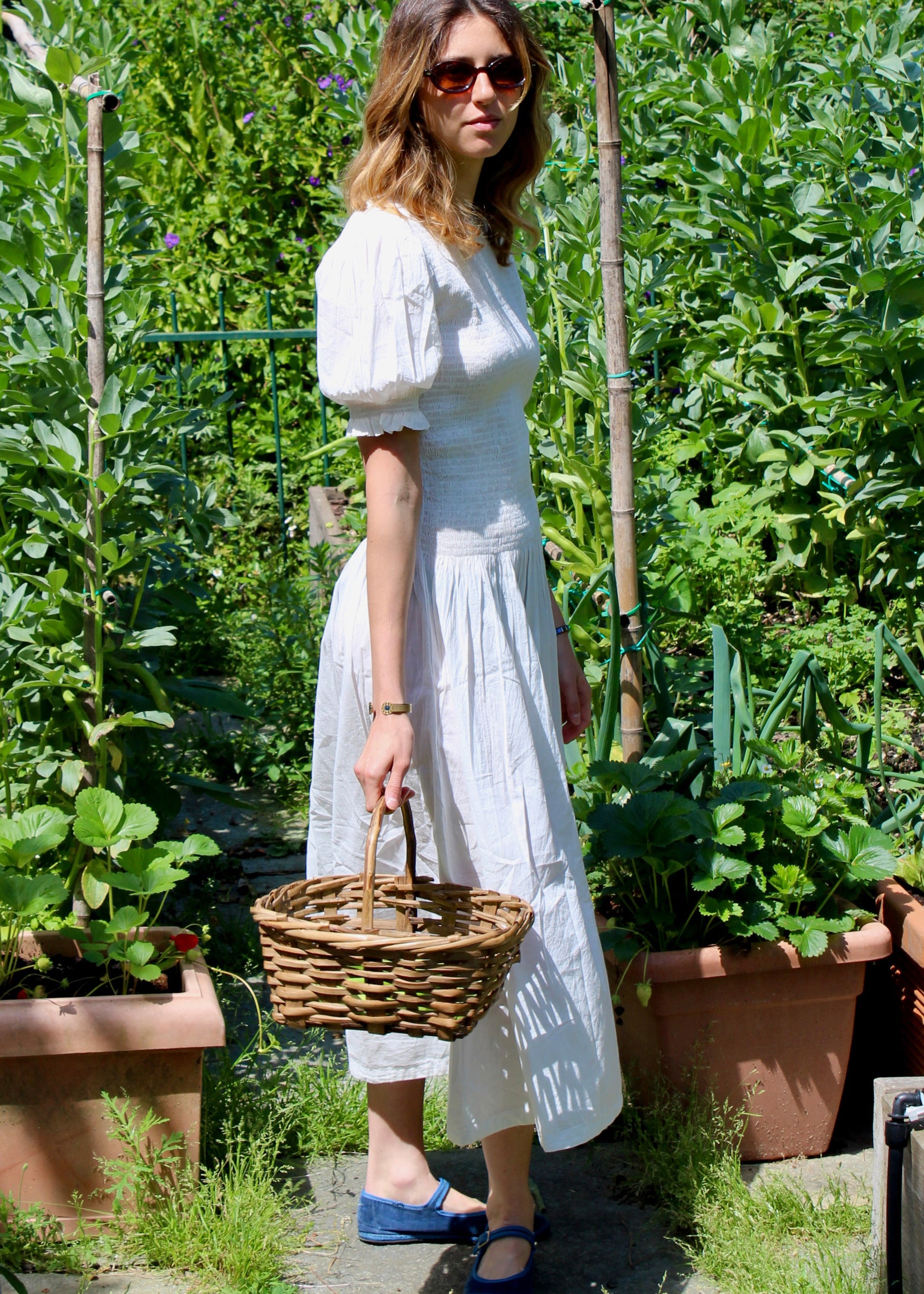 Holi Dress – Vestito lungo bianco in 100% cotone, con maniche corte a sbuffo e arricciature elastiche su busto e maniche. Vestibilità elasticizzata, comoda e adatta a tutte le corporature. Taglia unica. Prodotto in India. Cura delicata: lavare a 30°C, stirare a bassa temperatura
