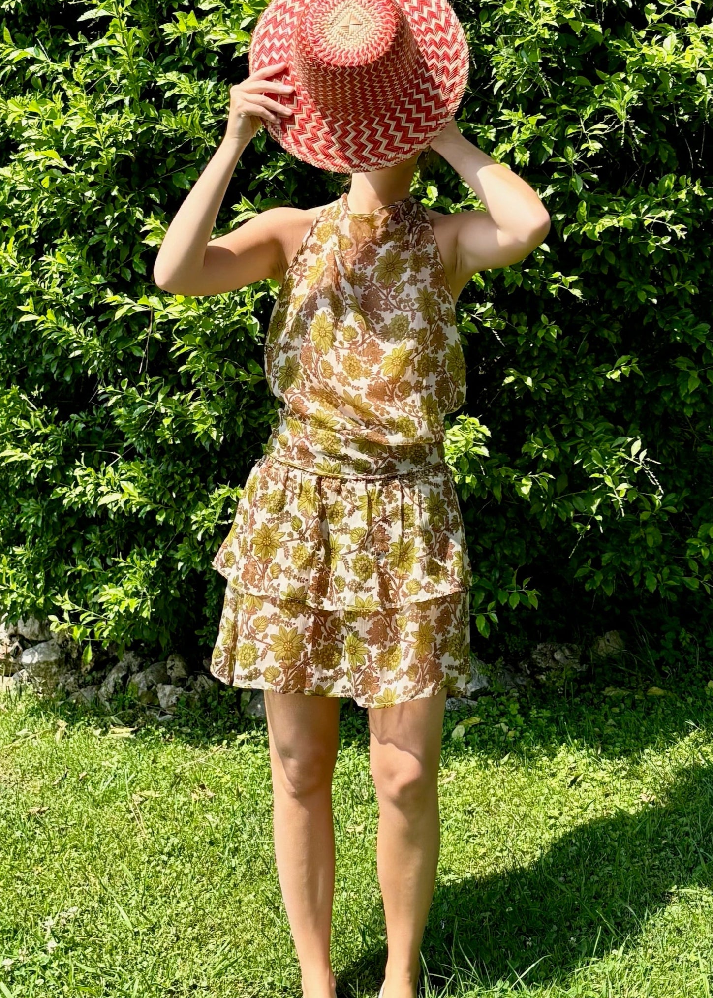 Set estivo da donna IGI AMA in chiffon leggero, fantasia floreale verdi, composto da top all'americana con chiusura regolabile sul collo e sulla schiena e gonna lunga con fascia elastica in vita, 100% chiffon, taglia unica, perfetto per outfit vacanza, look da spiaggia, giornate al mare e stile boho chic.
