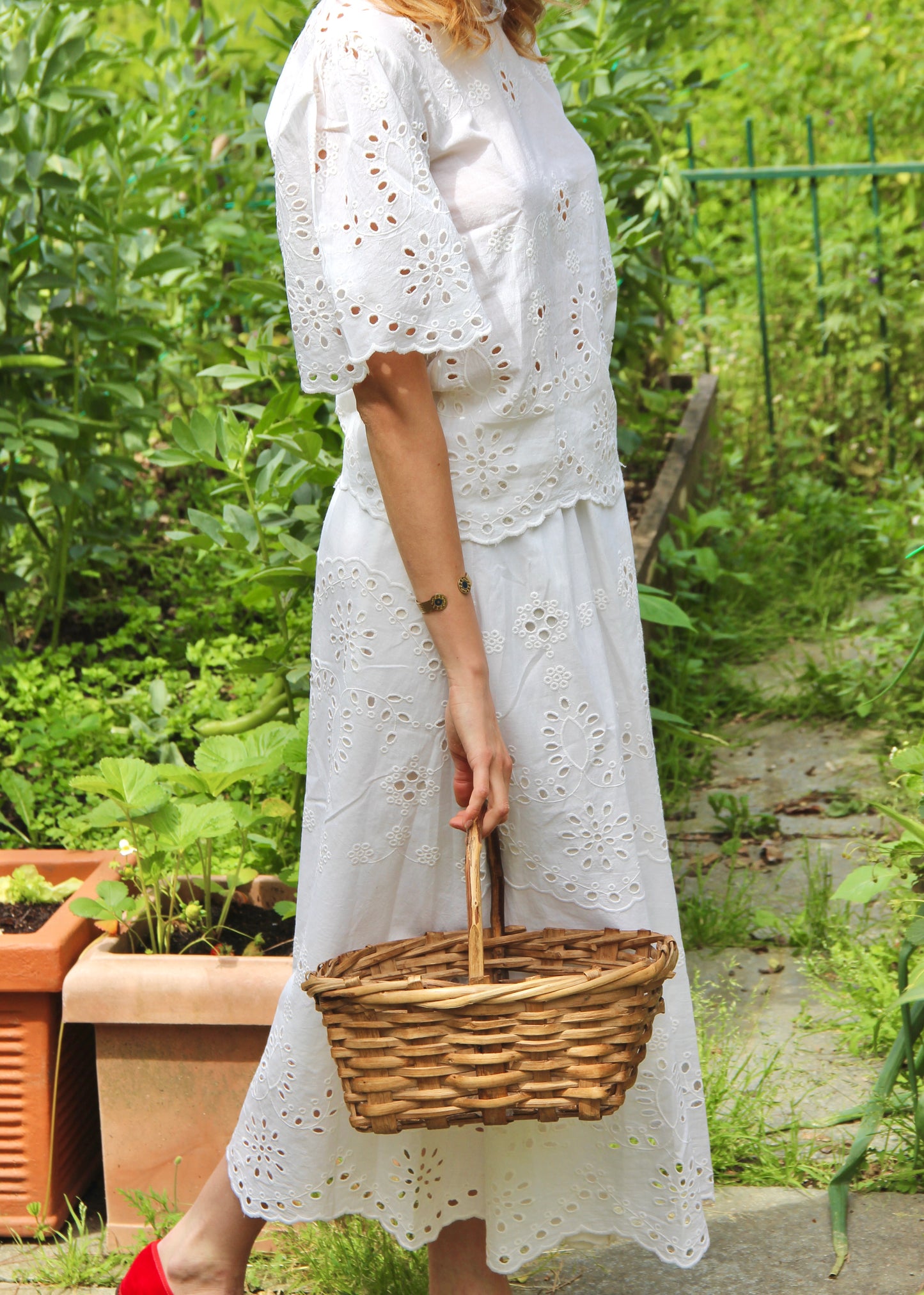 Set coordinato da donna in sangallo bianco, Jaipur Schiffly Set di IGI AMA, composto da camicetta con maniche a sbuffo e gonna midi elasticizzata, taglia unica, realizzato in tessuto leggero traforato, prodotto in India, ideale per look estivi, vacanze e outfit casual chic.