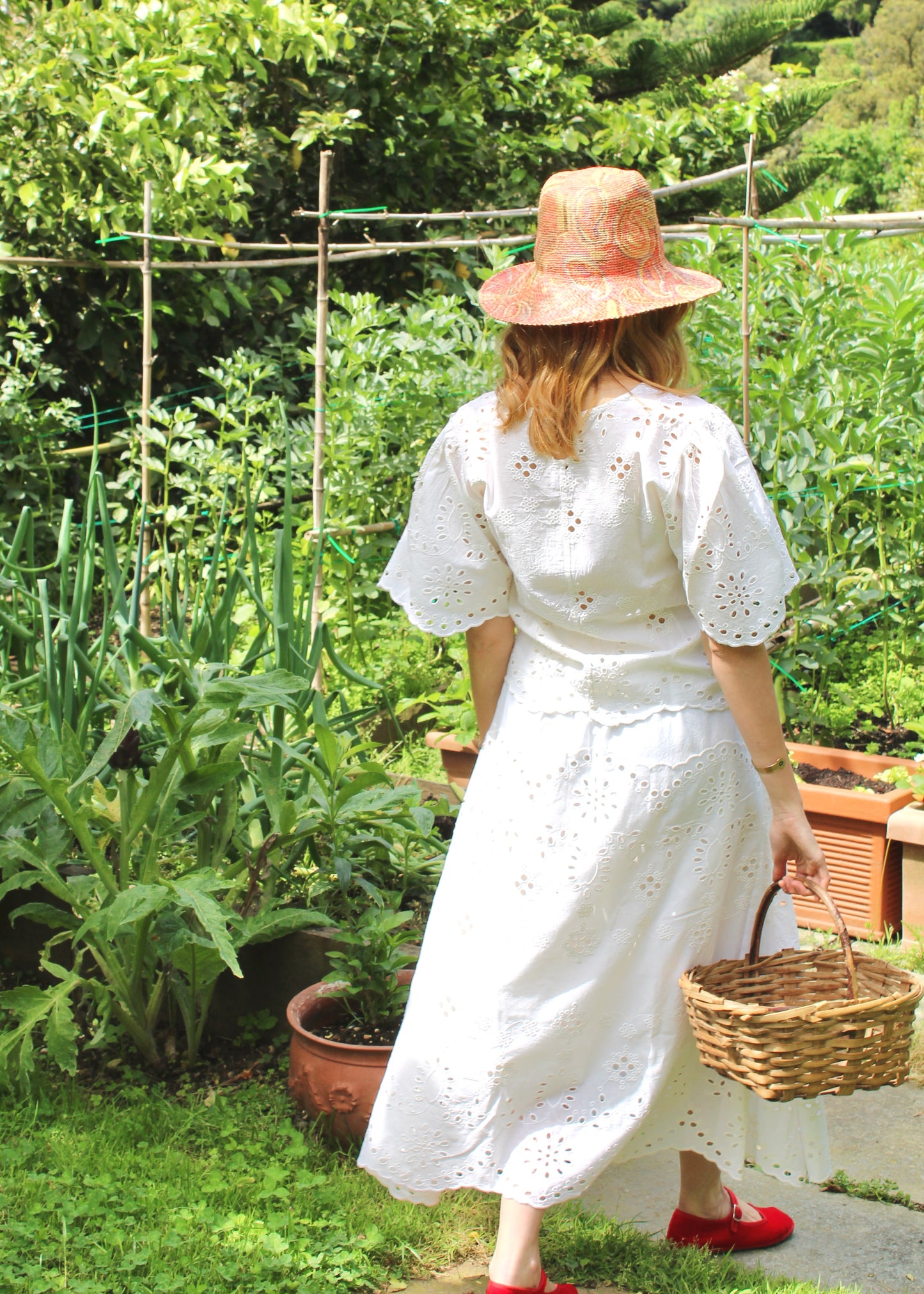 Set coordinato da donna in sangallo bianco, Jaipur Schiffly Set di IGI AMA, composto da camicetta con maniche a sbuffo e gonna midi elasticizzata, taglia unica, realizzato in tessuto leggero traforato, prodotto in India, ideale per look estivi, vacanze e outfit casual chic.