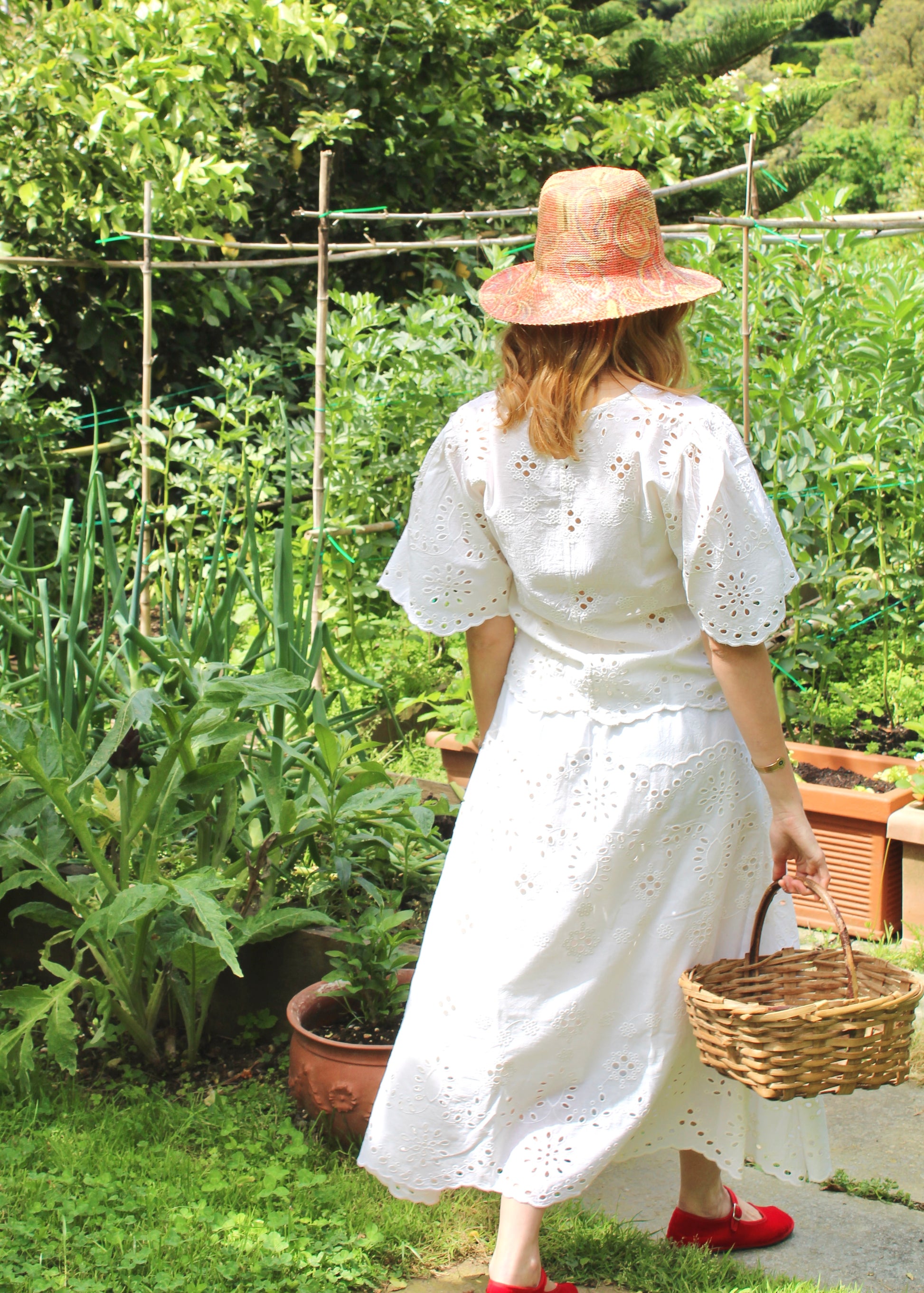 Set coordinato da donna in sangallo bianco, Jaipur Schiffly Set di IGI AMA, composto da camicetta con maniche a sbuffo e gonna midi elasticizzata, taglia unica, realizzato in tessuto leggero traforato, prodotto in India, ideale per look estivi, vacanze e outfit casual chic.