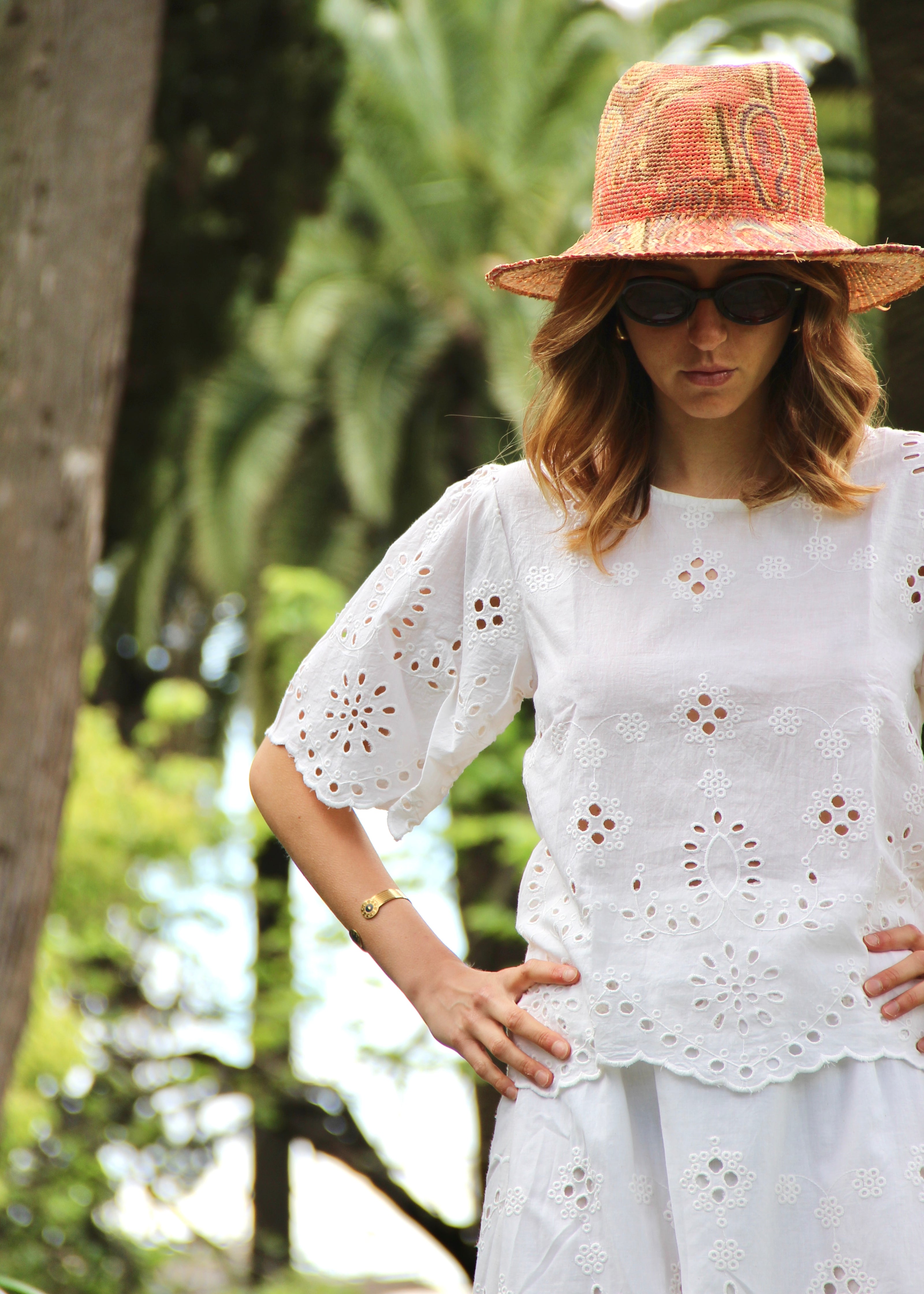 Jaipur Top, camicetta bianca in Sangallo 100%, con maniche a sbuffo, taglia unica, prodotta in India, perfetta per un look romantico e femminile, da abbinare in set coordinato con la Jaipur Skirt.