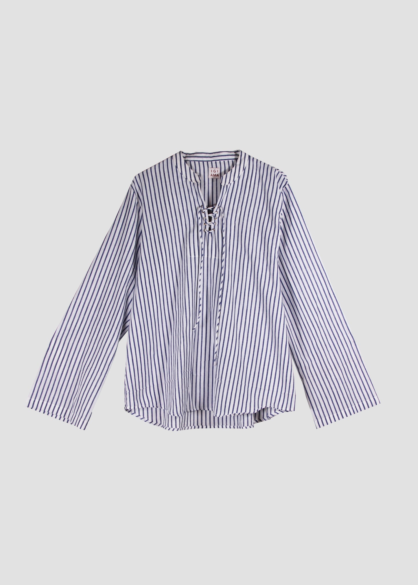 Camicia donna Mediterranea Sailor Shirt blue stripes in 100% cotone con righe blu, laccetti in cotone e vestibilità leggermente oversize, stile boho chic estivo, taglia unica.