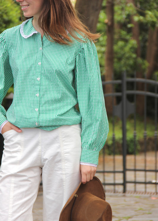 Old School Shirt, camicia verde a quadri in 100% cotone, maniche lunghe a sbuffo, dettagli in pizzo bianco su colletto e bordo maniche, taglia unica, prodotta in India, perfetta per un look vintage e ricercato.