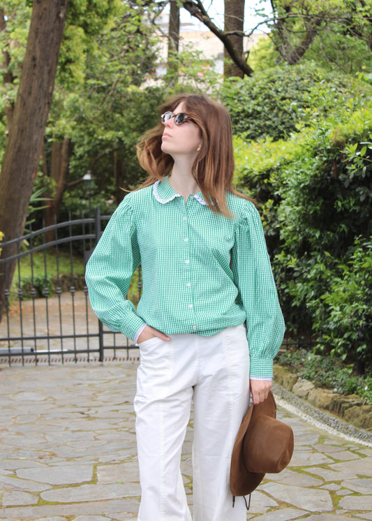 Old School Shirt, camicia verde a quadri in 100% cotone, maniche lunghe a sbuffo, dettagli in pizzo bianco su colletto e bordo maniche, taglia unica, prodotta in India, perfetta per un look vintage e ricercato.