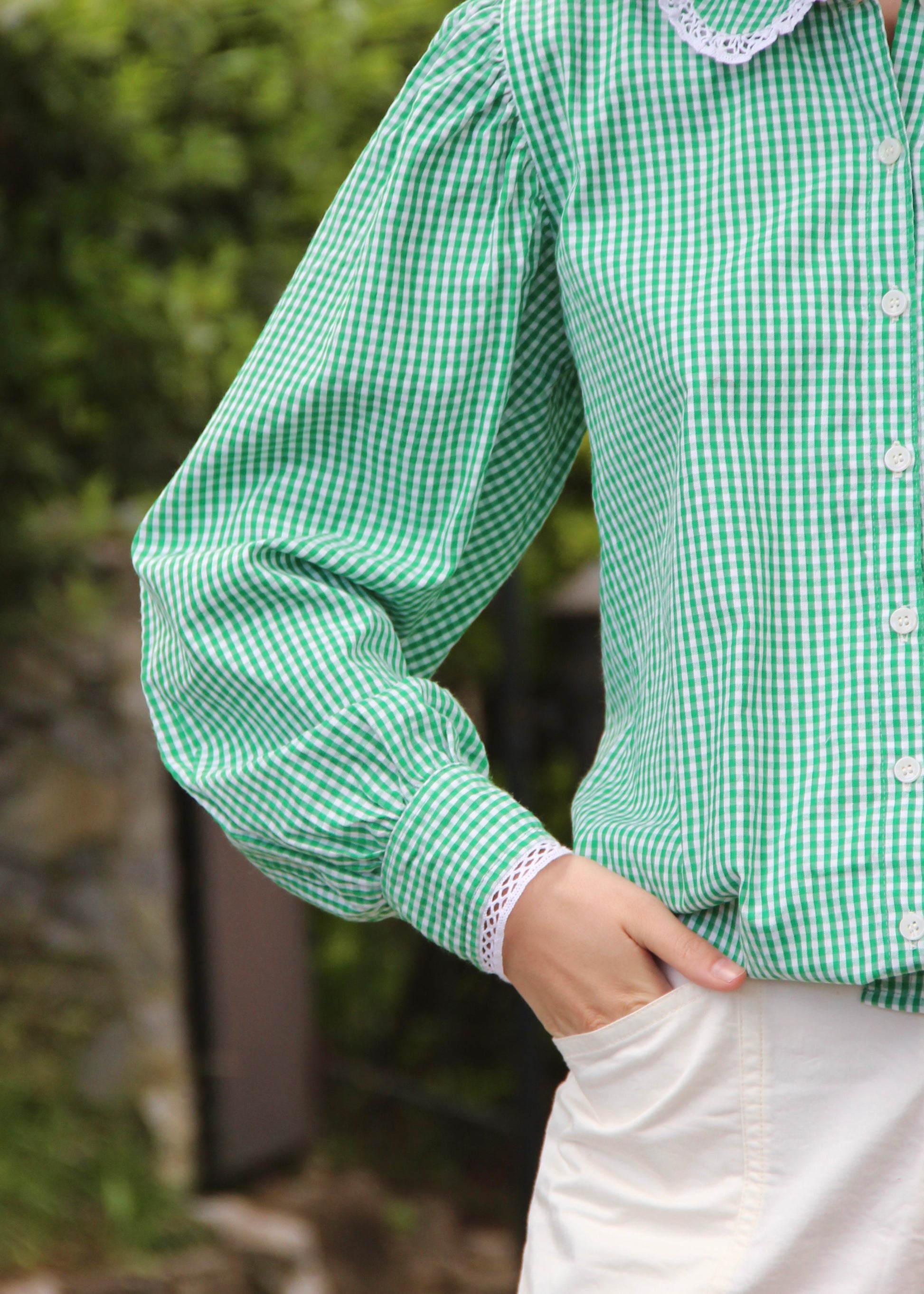 Old School Shirt, camicia verde a quadri in 100% cotone, maniche lunghe a sbuffo, dettagli in pizzo bianco su colletto e bordo maniche, taglia unica, prodotta in India, perfetta per un look vintage e ricercato.