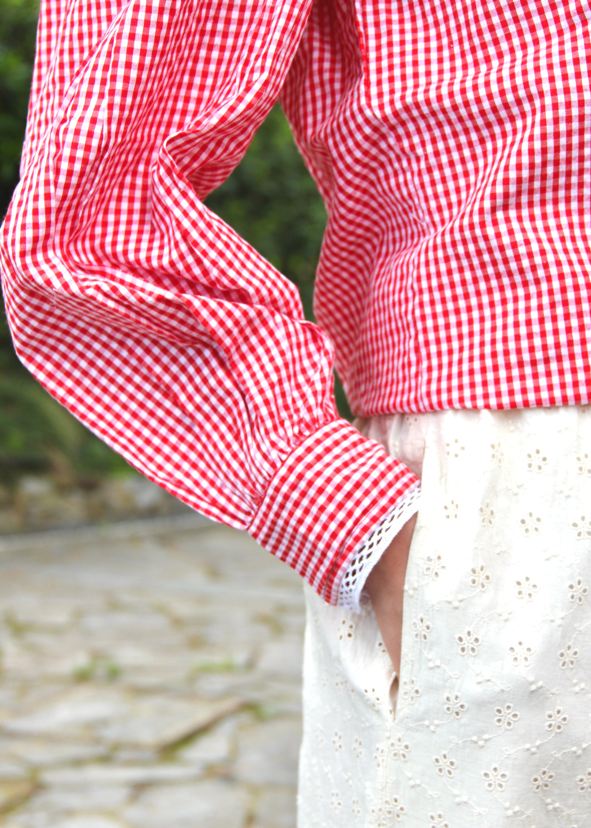 Old School Shirt, camicia rossa a quadri in 100% cotone, maniche lunghe a sbuffo, dettagli in pizzo bianco su colletto e bordo maniche, taglia unica, prodotta in India, perfetta per un look vintage e ricercato.