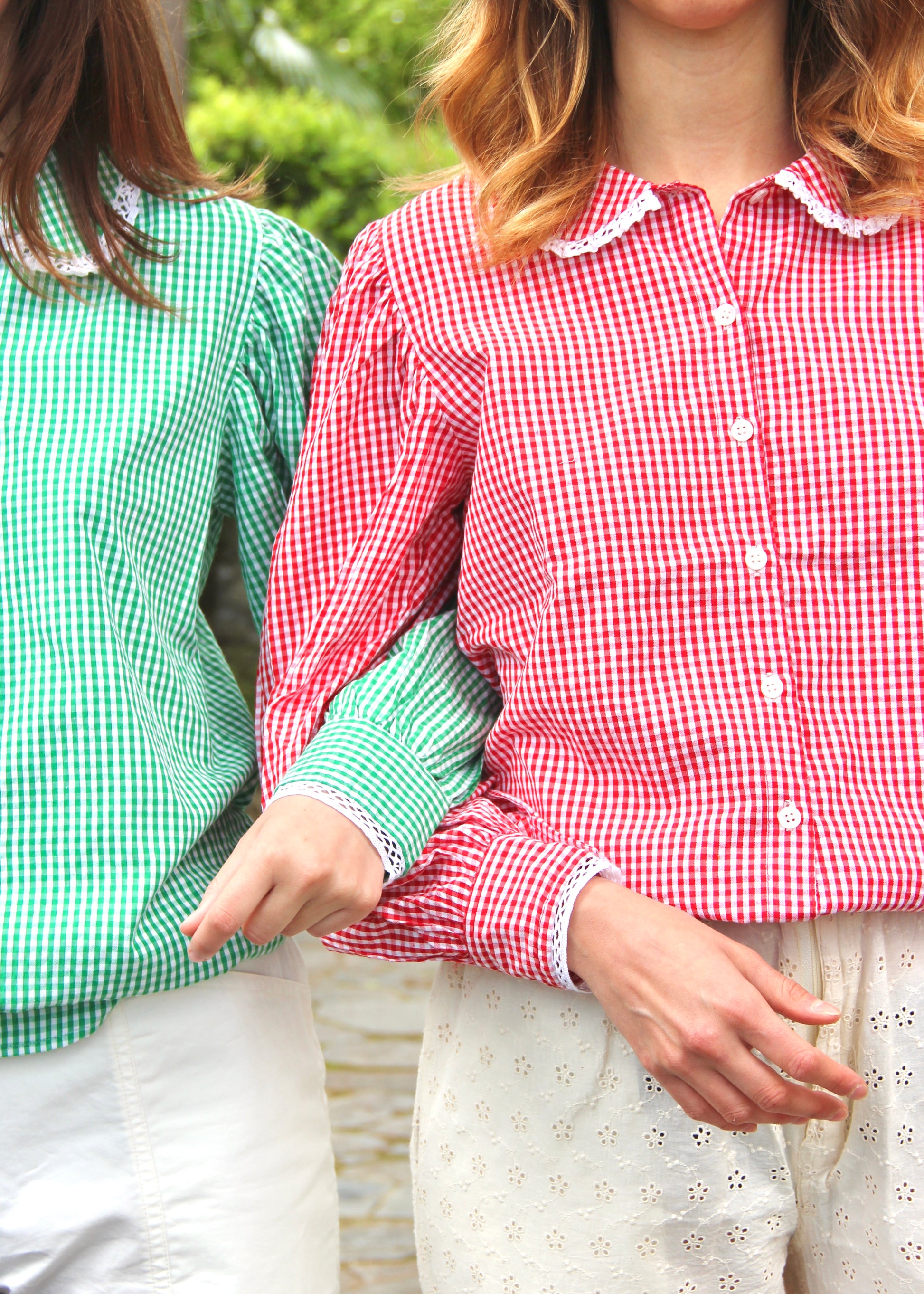 Old School Shirt, camicia rossa a quadri in 100% cotone, maniche lunghe a sbuffo, dettagli in pizzo bianco su colletto e bordo maniche, taglia unica, prodotta in India, perfetta per un look vintage e ricercato.