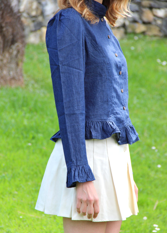 Blusa da donna in denim blu, modello Palladio di IGI AMA, realizzata in 100% cotone, taglia unica, con maniche leggermente a sbuffo, ispirata a immagini vintage di Vogue, prodotta in India, ideale per look casual e chic.