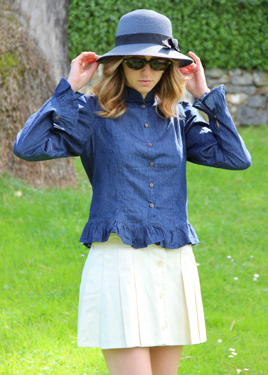 Blusa da donna in denim blu, modello Palladio di IGI AMA, realizzata in 100% cotone, taglia unica, con maniche leggermente a sbuffo, ispirata a immagini vintage di Vogue, prodotta in India, ideale per look casual e chic.