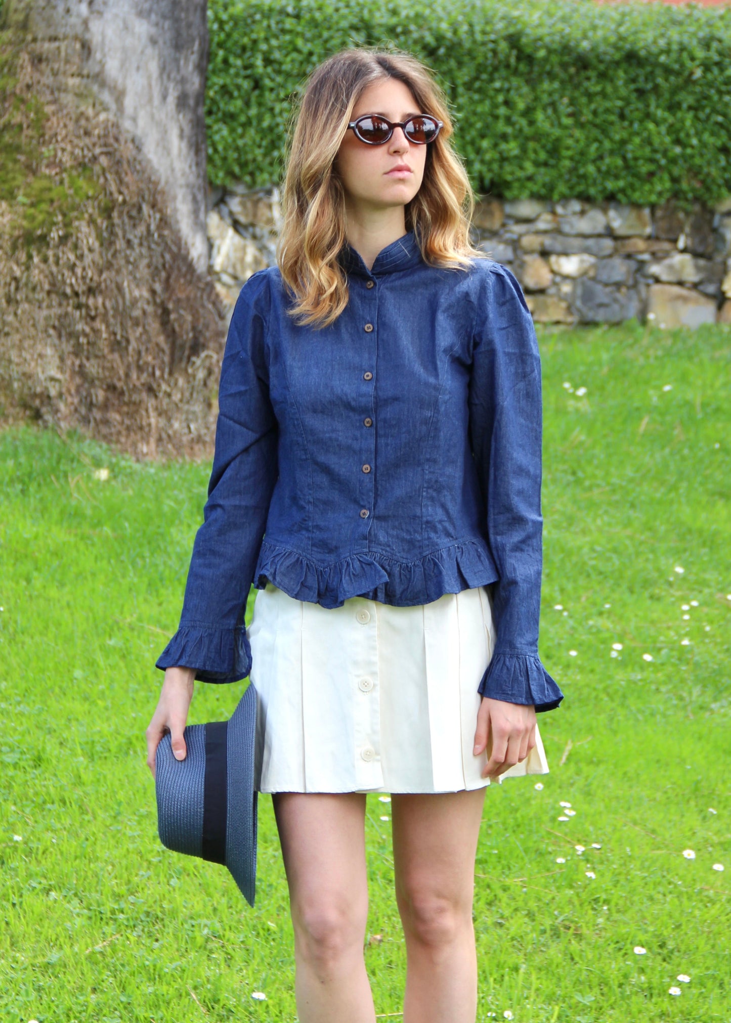 Blusa da donna in denim blu, modello Palladio di IGI AMA, realizzata in 100% cotone, taglia unica, con maniche leggermente a sbuffo, ispirata a immagini vintage di Vogue, prodotta in India, ideale per look casual e chic.