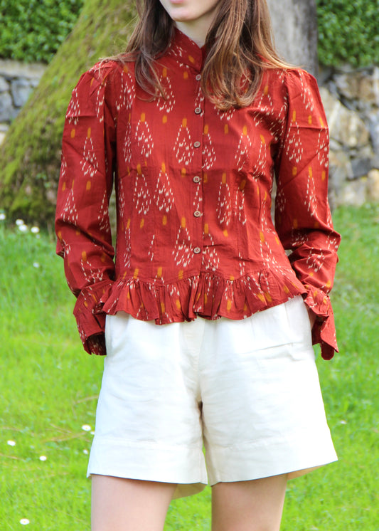 Blusa da donna in ikat rosso, modello Palladio di IGI AMA, realizzata in 100% cotone, taglia unica, con maniche leggermente a sbuffo, ispirata a immagini vintage di Vogue, prodotta in India, ideale per look casual e chic.