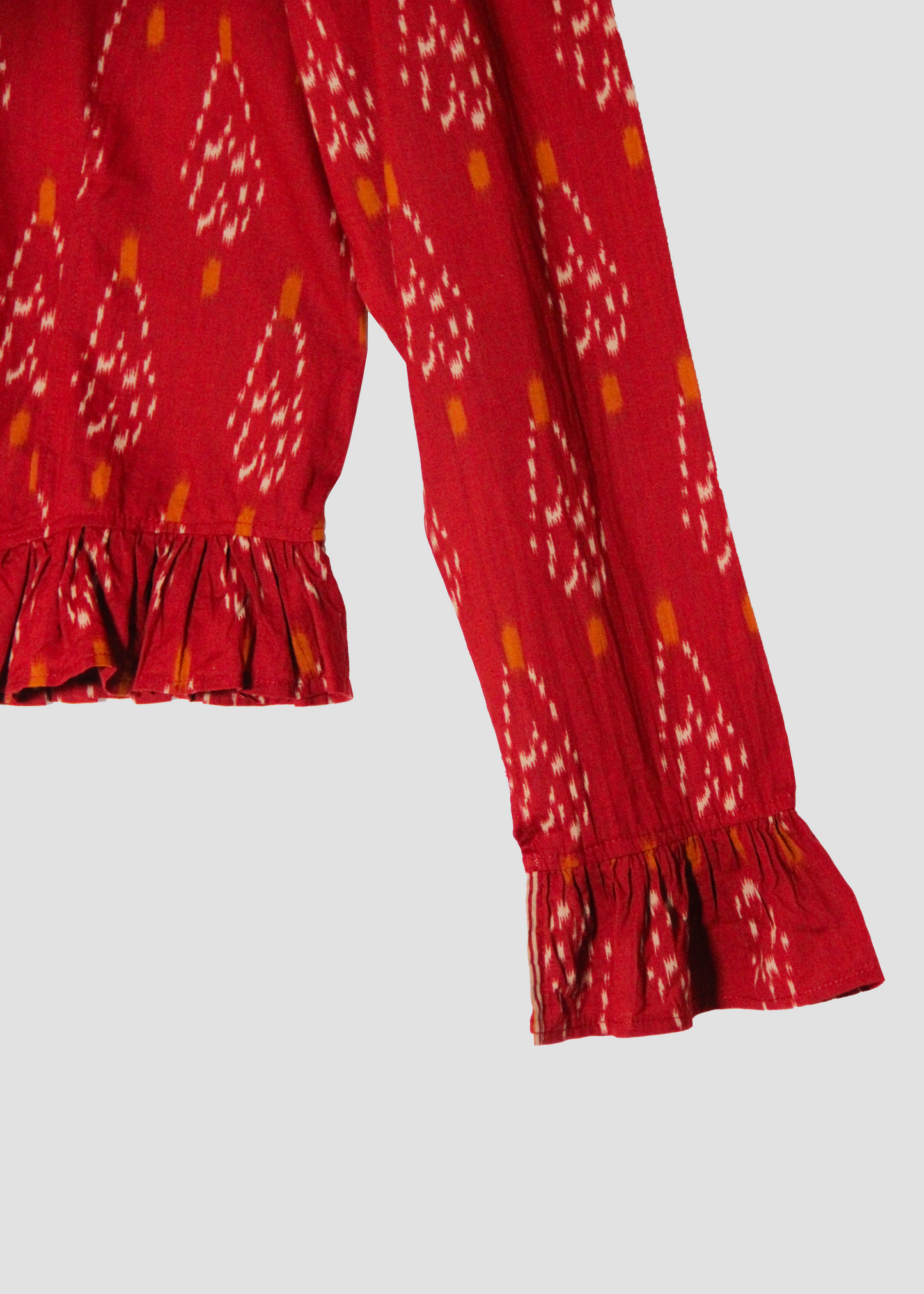 Blusa da donna in ikat rosso, modello Palladio di IGI AMA, realizzata in 100% cotone, taglia unica, con maniche leggermente a sbuffo, ispirata a immagini vintage di Vogue, prodotta in India, ideale per look casual e chic.