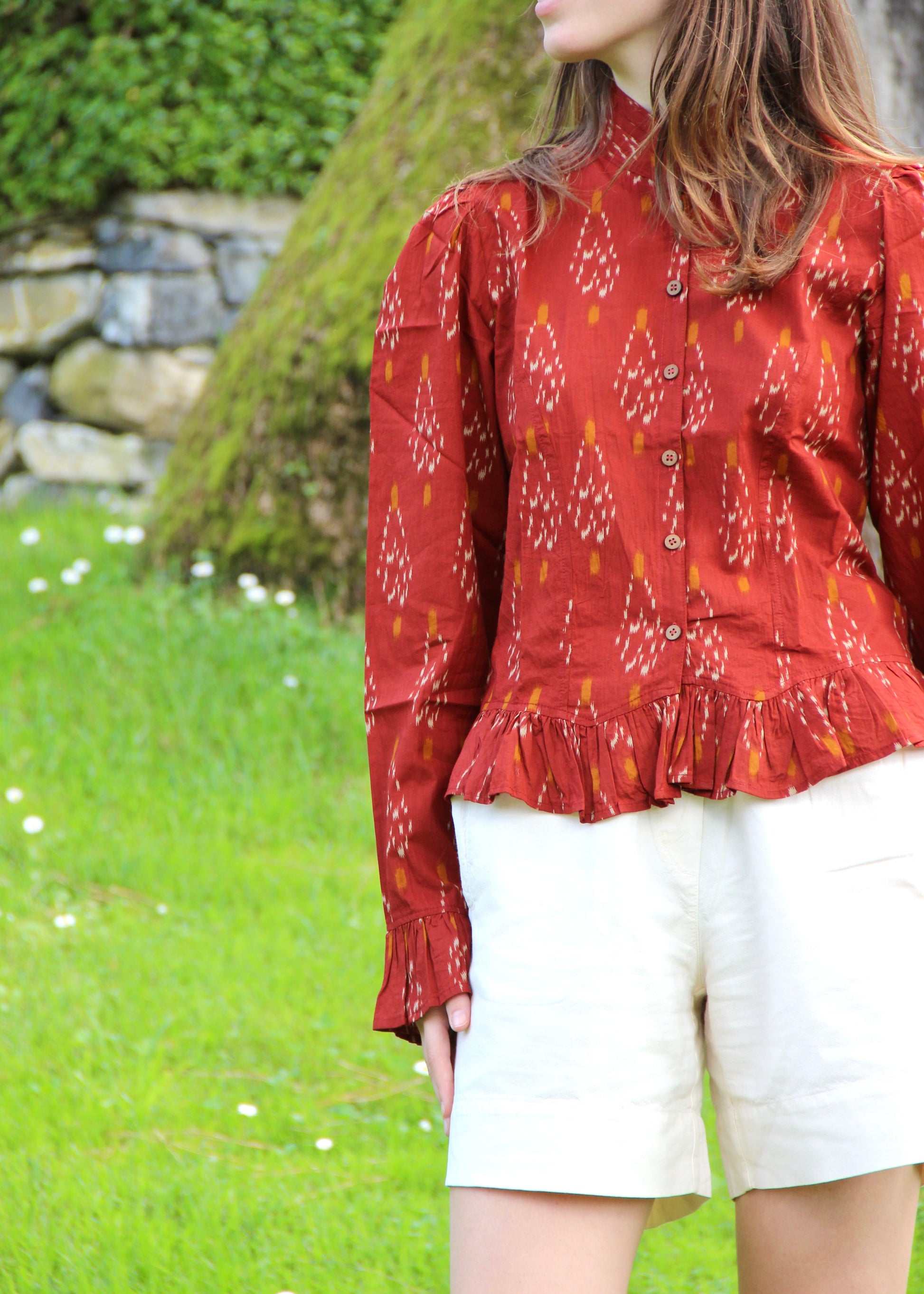 Blusa da donna in ikat rosso, modello Palladio di IGI AMA, realizzata in 100% cotone, taglia unica, con maniche leggermente a sbuffo, ispirata a immagini vintage di Vogue, prodotta in India, ideale per look casual e chic.