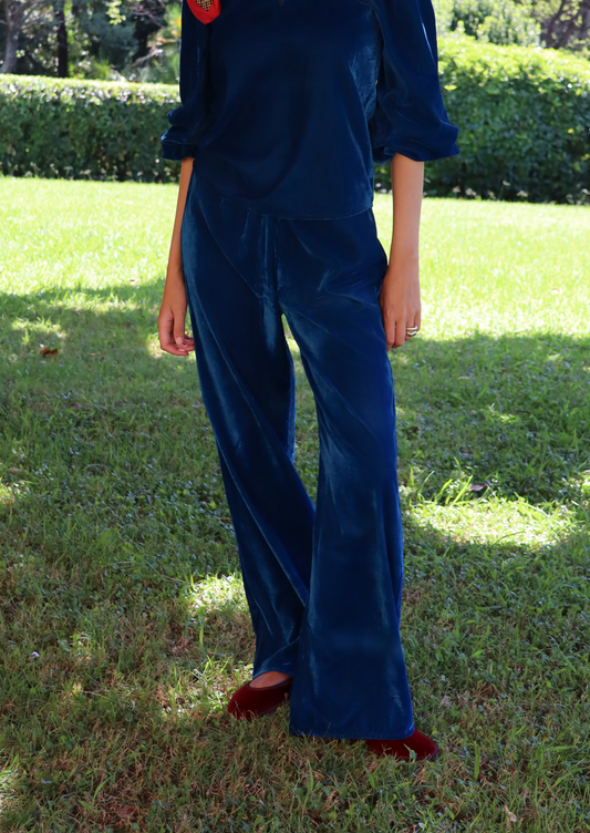 IGI AMA Velvet Pants – Pantaloni blu petrolio in 100% velluto, da indossare a vita alta o bassa. Vestibilità comoda e taglia unica, adatti a diverse corporature. Prodotto in India, lavabile in lavatrice a 30°C e stirabile al rovescio a bassa temperatura.