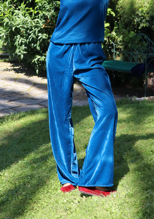 IGI AMA Velvet Pants – Pantaloni blu petrolio in 100% velluto, da indossare a vita alta o bassa. Vestibilità comoda e taglia unica, adatti a diverse corporature. Prodotto in India, lavabile in lavatrice a 30°C e stirabile al rovescio a bassa temperatura.