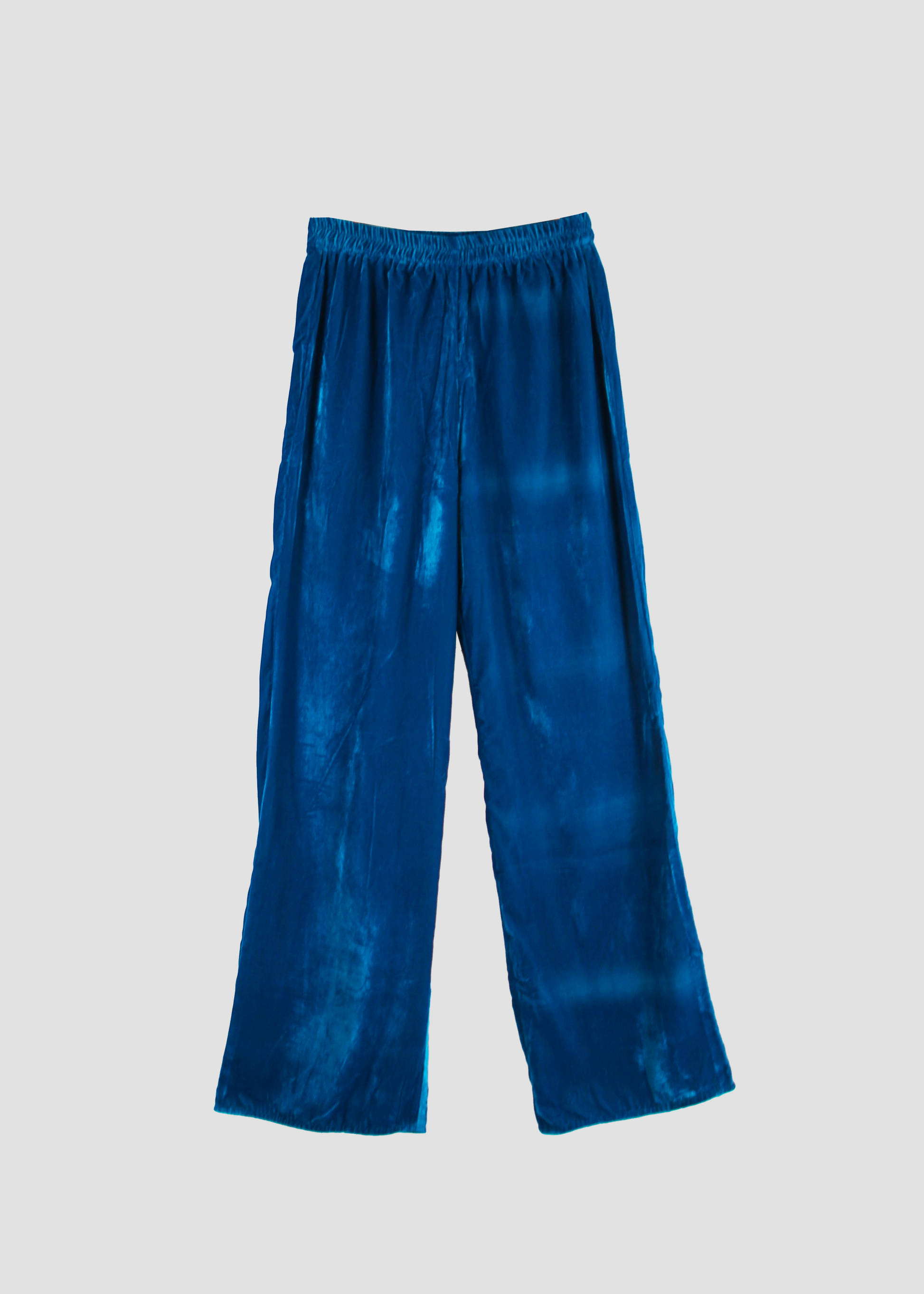 IGI AMA Velvet Pants – Pantaloni blu petrolio in 100% velluto, da indossare a vita alta o bassa. Vestibilità comoda e taglia unica, adatti a diverse corporature. Prodotto in India, lavabile in lavatrice a 30°C e stirabile al rovescio a bassa temperatura.
