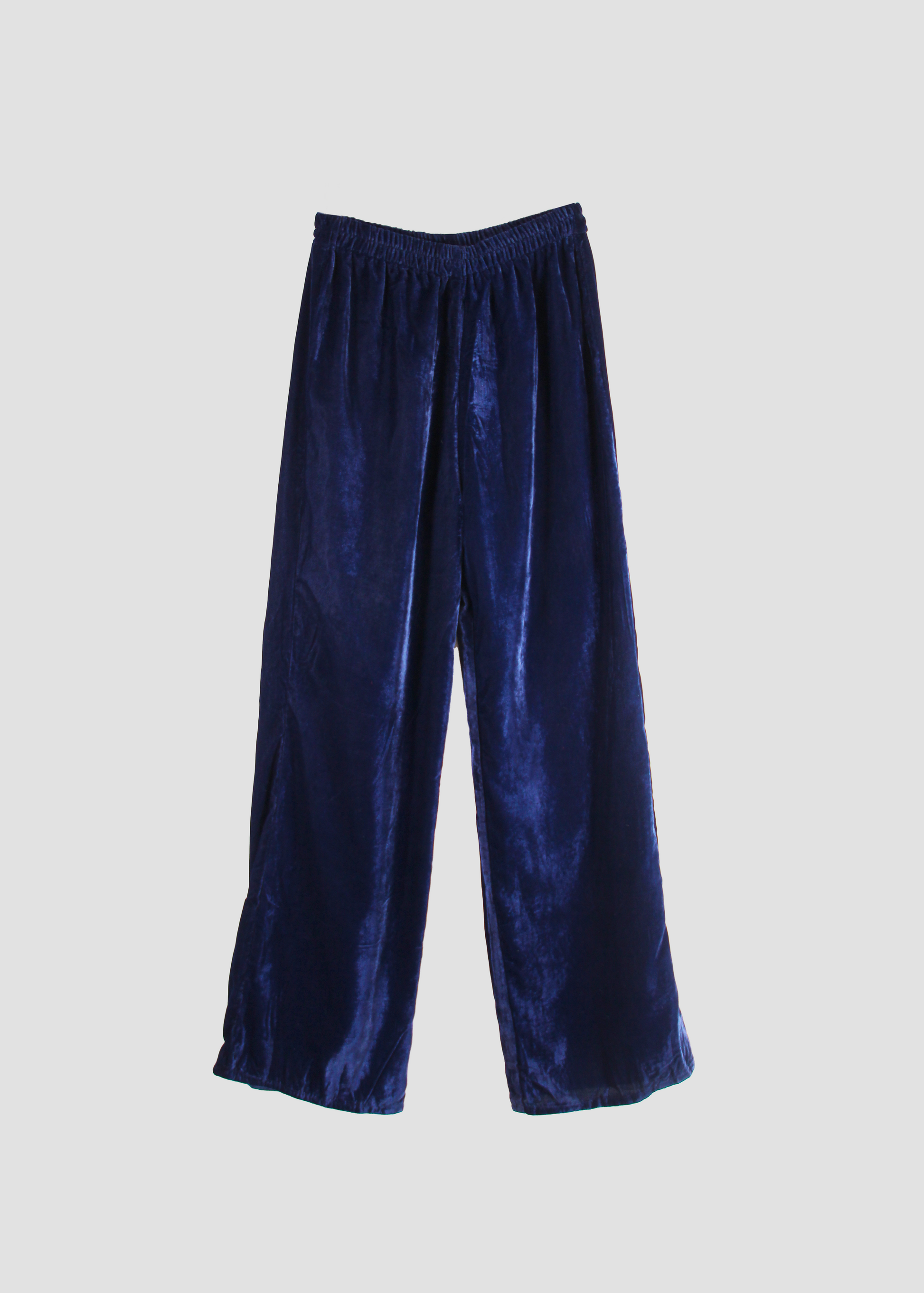 IGI AMA Velvet Pants – Pantaloni blu in 100% velluto, da indossare a vita alta o bassa. Vestibilità comoda e taglia unica, adatti a diverse corporature. Prodotto in India, lavabile in lavatrice a 30°C e stirabile al rovescio a bassa temperatura.