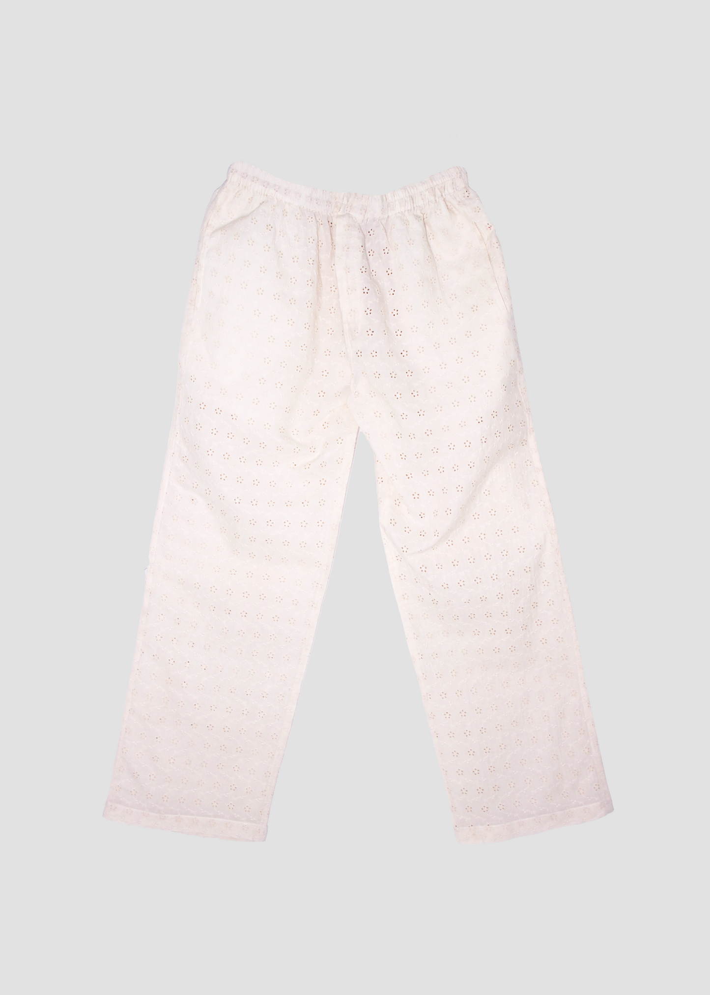 Pantaloni estivi da donna in tessuto sangallo bianco, modello IGI AMA, realizzati in tessuto leggero traforato, taglia unica, prodotti in India, ideali per look estivi, vacanze e outfit casual.