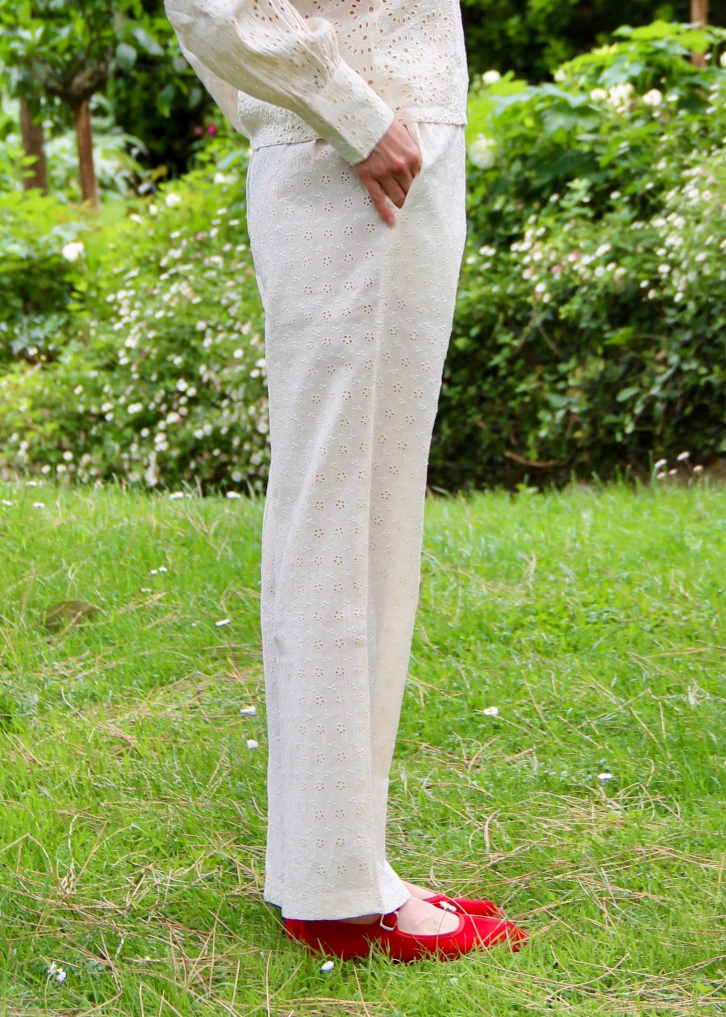 Pantaloni estivi da donna in tessuto sangallo bianco, modello IGI AMA, realizzati in tessuto leggero traforato, taglia unica, prodotti in India, ideali per look estivi, vacanze e outfit casual.