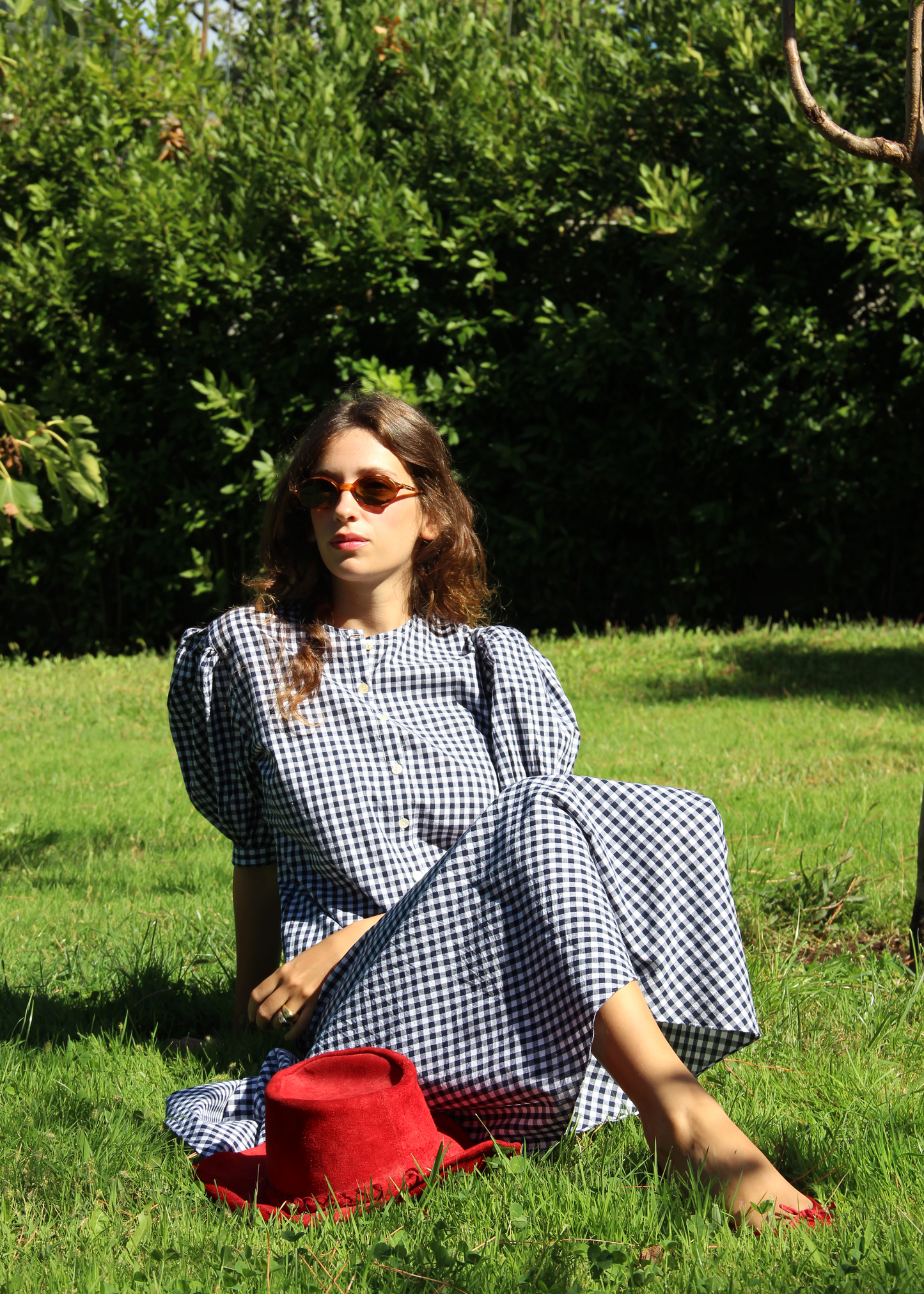 IGI AMA Mountain Stripes Set – Completo con camicia e gonna coordinata in 100% cotone, fantasia a quadri blu. Camicetta con bottoni frontali e maniche corte a sbuffo. Parte della capsule Stripes & Checks, taglia unica. Prodotto in India, lavabile a 30°C e stirabile a bassa temperatura.
