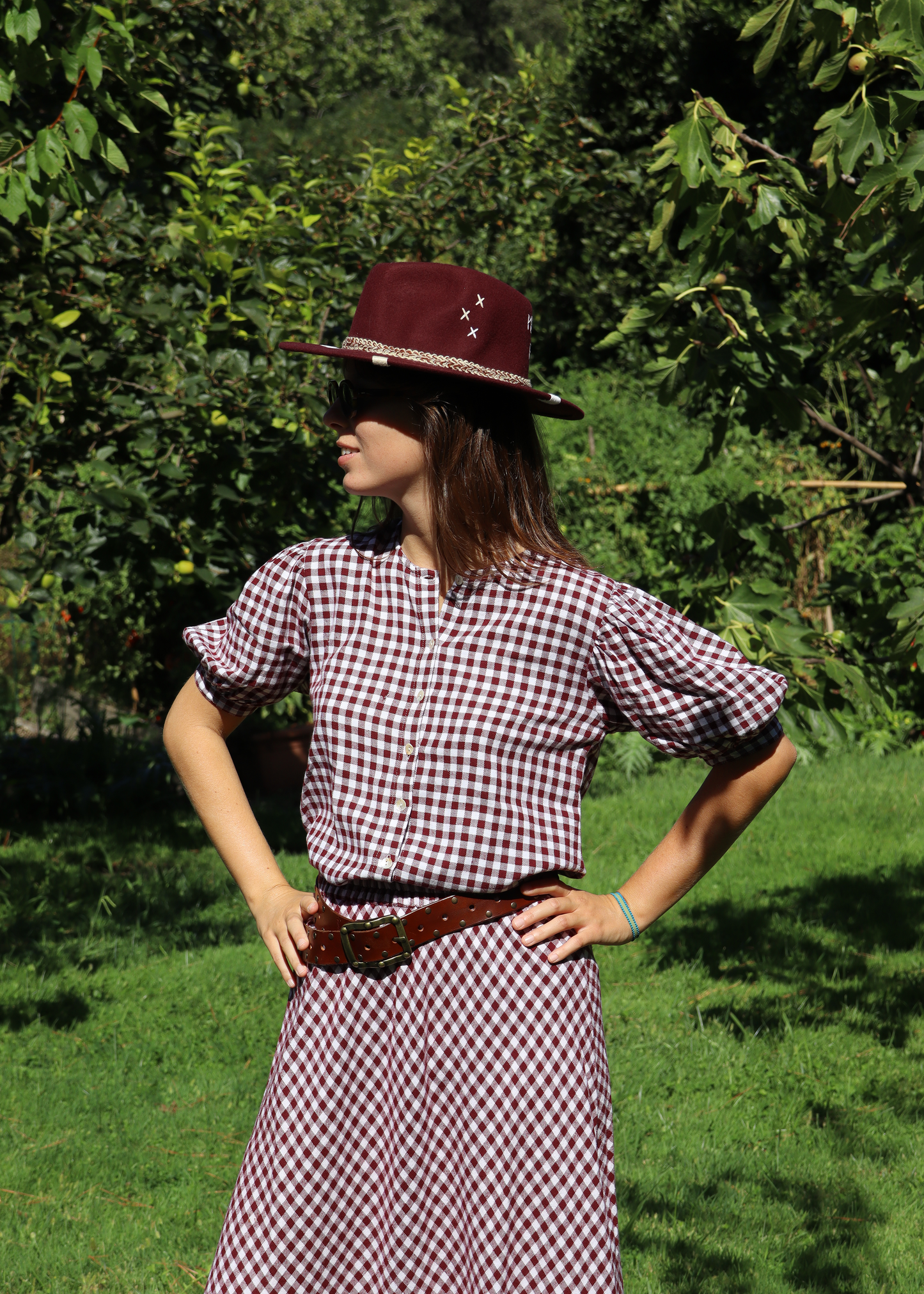 IGI AMA Mountain Stripes Set – Completo con camicia e gonna coordinata in flanella 100% cotone, fantasia a quadri bordeaux. Camicetta con bottoni frontali e maniche corte a sbuffo. Parte della capsule Stripes & Checks, taglia unica. Prodotto in India, lavabile a 30°C e stirabile a bassa temperatura.