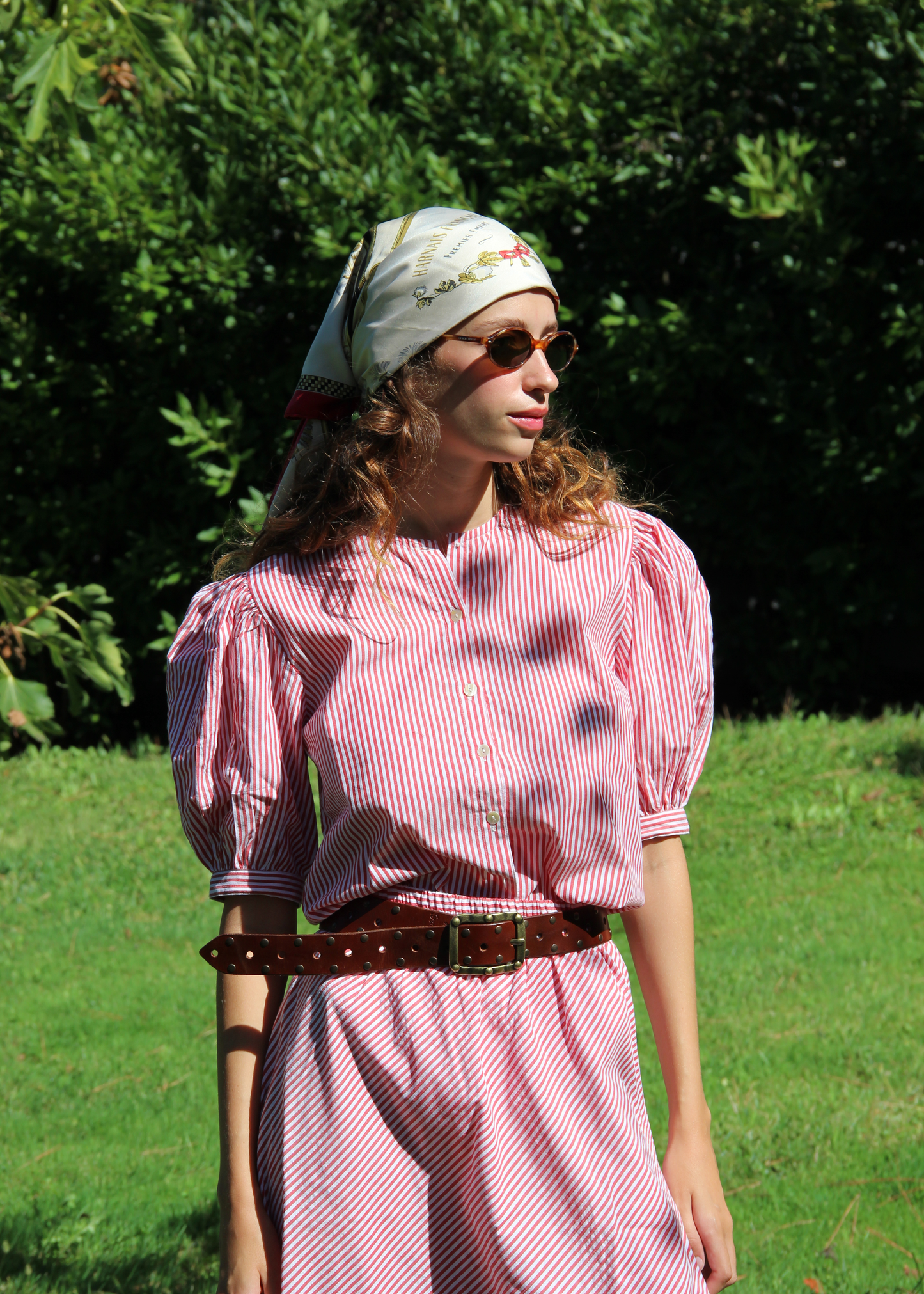 IGI AMA Mountain Stripes Set – Completo con camicia e gonna coordinata in 100% cotone, fantasia a righe rosse. Camicetta con bottoni frontali e maniche corte a sbuffo. Parte della capsule Stripes & Checks, taglia unica. Prodotto in India, lavabile a 30°C e stirabile a bassa temperatura.