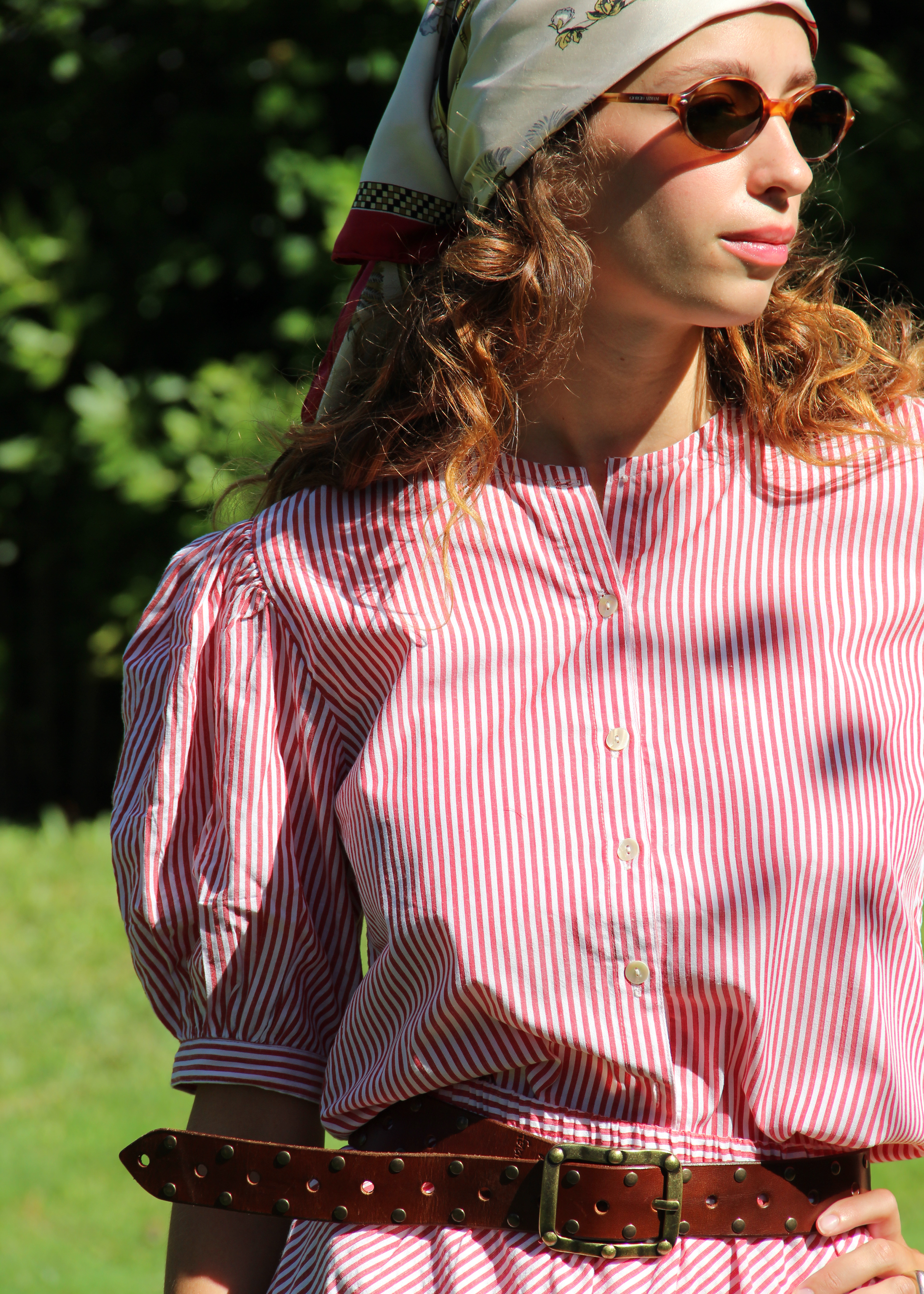 IGI AMA Mountain Stripes Set – Completo con camicia e gonna coordinata in 100% cotone, fantasia a righe rosse. Camicetta con bottoni frontali e maniche corte a sbuffo. Parte della capsule Stripes & Checks, taglia unica. Prodotto in India, lavabile a 30°C e stirabile a bassa temperatura.