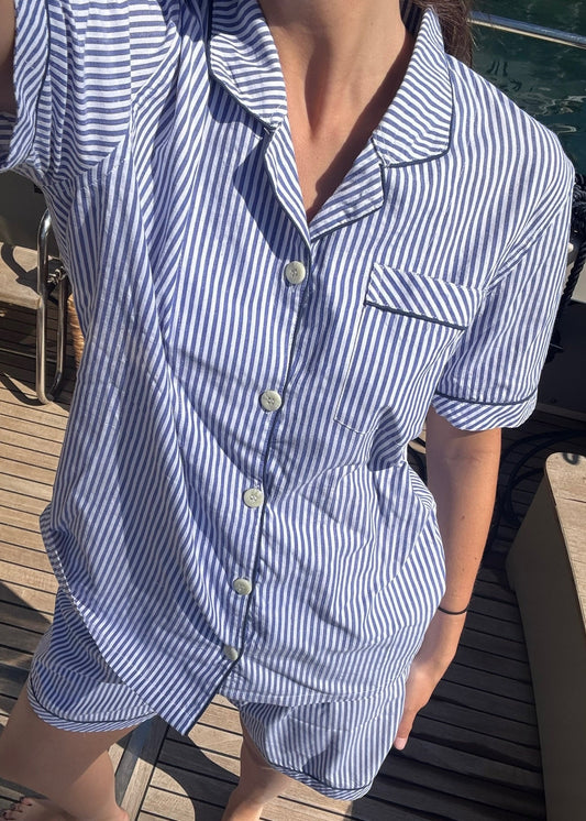 Short P-igiAma di IGI AMA, pigiama in 100% cotone con fantasia a righe blu, composto da camicia e pantaloni elasticizzati, taglia unica, pensato per offrire comfort e stile anche nei momenti di relax.