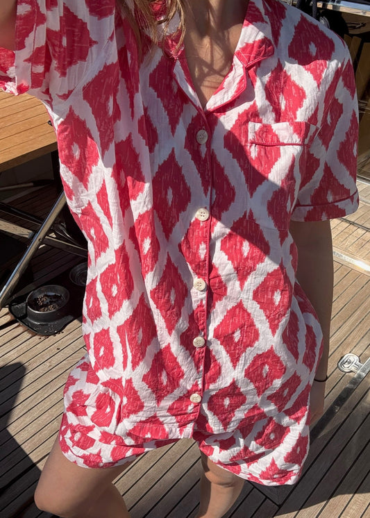 Short P-igiAma di IGI AMA, pigiama in 100% cotone con fantasia ikat rossa, composto da camicia e pantaloni elasticizzati, taglia unica, pensato per offrire comfort e stile anche nei momenti di relax.