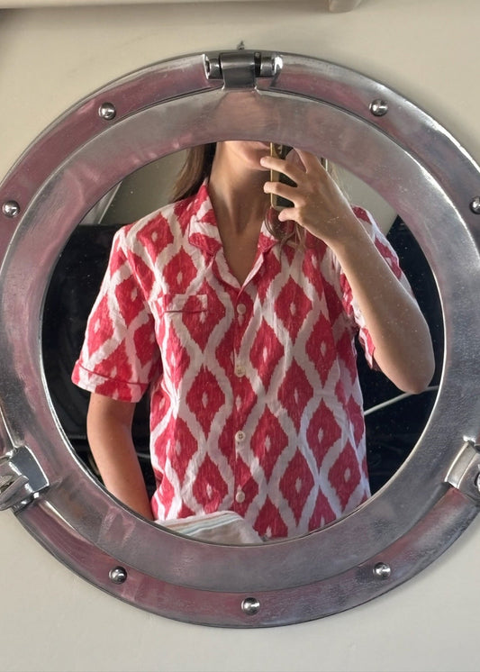Short P-igiAma di IGI AMA, pigiama in 100% cotone con fantasia ikat rossa, composto da camicia e pantaloni elasticizzati, taglia unica, pensato per offrire comfort e stile anche nei momenti di relax.
