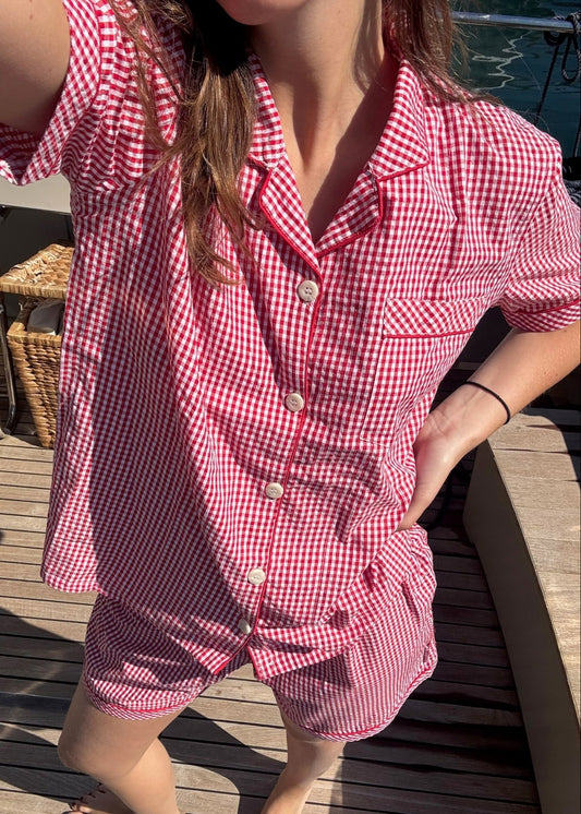 Short P-igiAma di IGI AMA, pigiama in 100% cotone con fantasia a quadri rossa, composto da camicia e pantaloni elasticizzati, taglia unica, pensato per offrire comfort e stile anche nei momenti di relax.