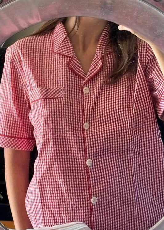 Short P-igiAma di IGI AMA, pigiama in 100% cotone con fantasia a quadri rossa, composto da camicia e pantaloni elasticizzati, taglia unica, pensato per offrire comfort e stile anche nei momenti di relax.