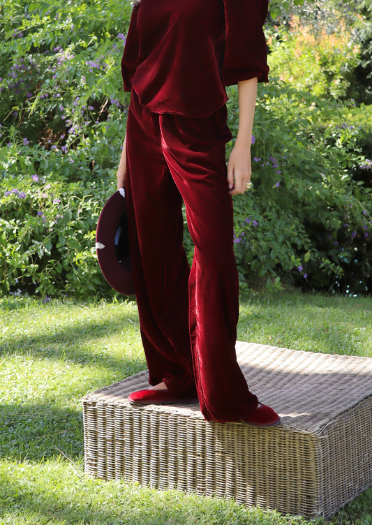 IGI AMA Velvet Pants – Pantaloni bordeaux in 100% velluto, da indossare a vita alta o bassa. Vestibilità comoda e taglia unica, adatti a diverse corporature. Prodotto in India, lavabile in lavatrice a 30°C e stirabile al rovescio a bassa temperatura.