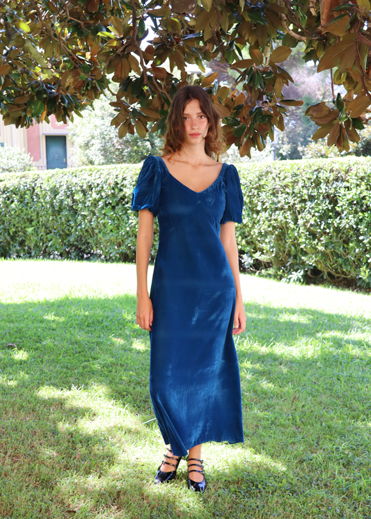 IGI AMA Nina Dress – Vestito blu petrolio in 100% velluto, lungo fino alla caviglia con maniche corte a sbuffo ed elastico, scollo a V davanti e dietro. Taglia unica adatta a S/M. Prodotto in India, lavabile a 30°C e stirabile al rovescio a bassa temperatura.