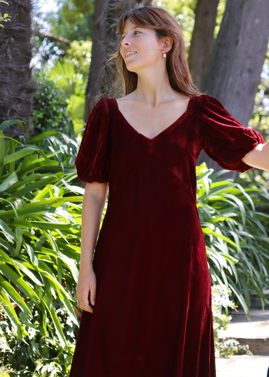 IGI AMA Nina Dress – Vestito bordeaux in 100% velluto, lungo fino alla caviglia con maniche corte a sbuffo ed elastico, scollo a V davanti e dietro. Taglia unica adatta a S/M. Prodotto in India, lavabile a 30°C e stirabile al rovescio a bassa temperatura.