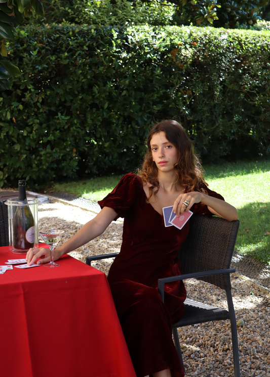 IGI AMA Nina Dress – Vestito bordeaux in 100% velluto, lungo fino alla caviglia con maniche corte a sbuffo ed elastico, scollo a V davanti e dietro. Taglia unica adatta a S/M. Prodotto in India, lavabile a 30°C e stirabile al rovescio a bassa temperatura.