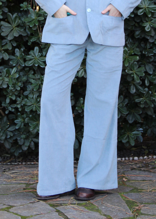 Pantaloni 1970 di IGI AMA in velluto a coste azul, pantaloni in velluto a coste color azzurro polvere con pinces anteriori. Vestibilità regolare, disponibili nelle taglie M e L, la modella è alta 170 cm e indossa la taglia M. Realizzati in India con un design elegante e versatile. Solo lavaggio a secco, stiratura a bassa temperatura, non candeggiare.