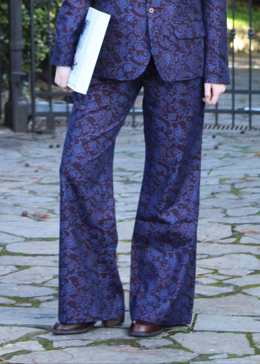 1970 Dark Aubergine in cotone di IGI AMA, fantasia damascata celeste, pantaloni in cotone color melanzana scuro con pinces anteriori. Vestibilità regolare, disponibili nelle taglie S e M, la modella è alta 170 cm e indossa la taglia S. Prodotto in India con un design elegante e versatile. Solo lavaggio a secco, stiratura a bassa temperatura, non candeggiare.