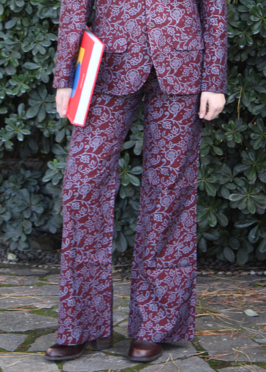 Pantaloni 1970 di IGI AMA in cotone melanzana chiaro,e fantasia damascata celeste pantaloni in cotone melanzana chiaro con pinces anteriori. Vestibilità regolare, disponibili nelle taglie S e M, la modella è alta 170 cm e indossa la taglia S. Realizzati in India con un design elegante e versatile. Solo lavaggio a secco, stiratura a bassa temperatura, non candeggiare.