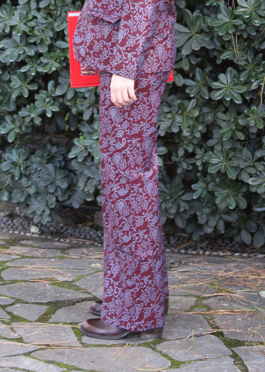 Pantaloni 1970 di IGI AMA in cotone melanzana chiaro,e fantasia damascata celeste pantaloni in cotone melanzana chiaro con pinces anteriori. Vestibilità regolare, disponibili nelle taglie S e M, la modella è alta 170 cm e indossa la taglia S. Realizzati in India con un design elegante e versatile. Solo lavaggio a secco, stiratura a bassa temperatura, non candeggiare.