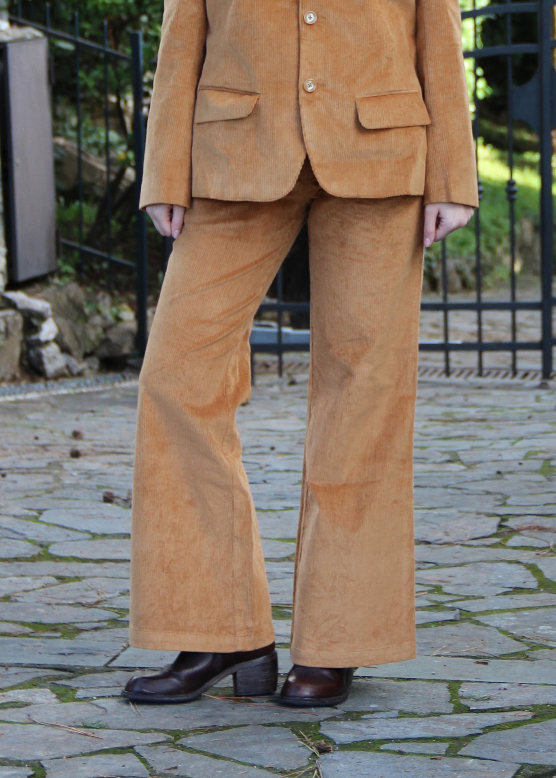 1970 Pants in Mustard Corduroy, mustard corduroy pants with front darts. Regular fit, available in sizes S and M, model is 170 cm and is wearing size S. Made in India with an elegant and versatile design. Dry clean only, iron on low heat, do not bleach.