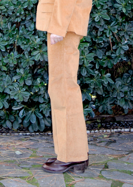 Pantaloni 1970 di IGI AMA in velluto a coste senape, pantaloni in velluto a coste senape con pinces anteriori. Vestibilità regolare, disponibili nelle taglie S e M, la modella è alta 170 cm e indossa la taglia S. Realizzati in India con un design elegante e versatile. Solo lavaggio a secco, stiratura a bassa temperatura, non candeggiare.