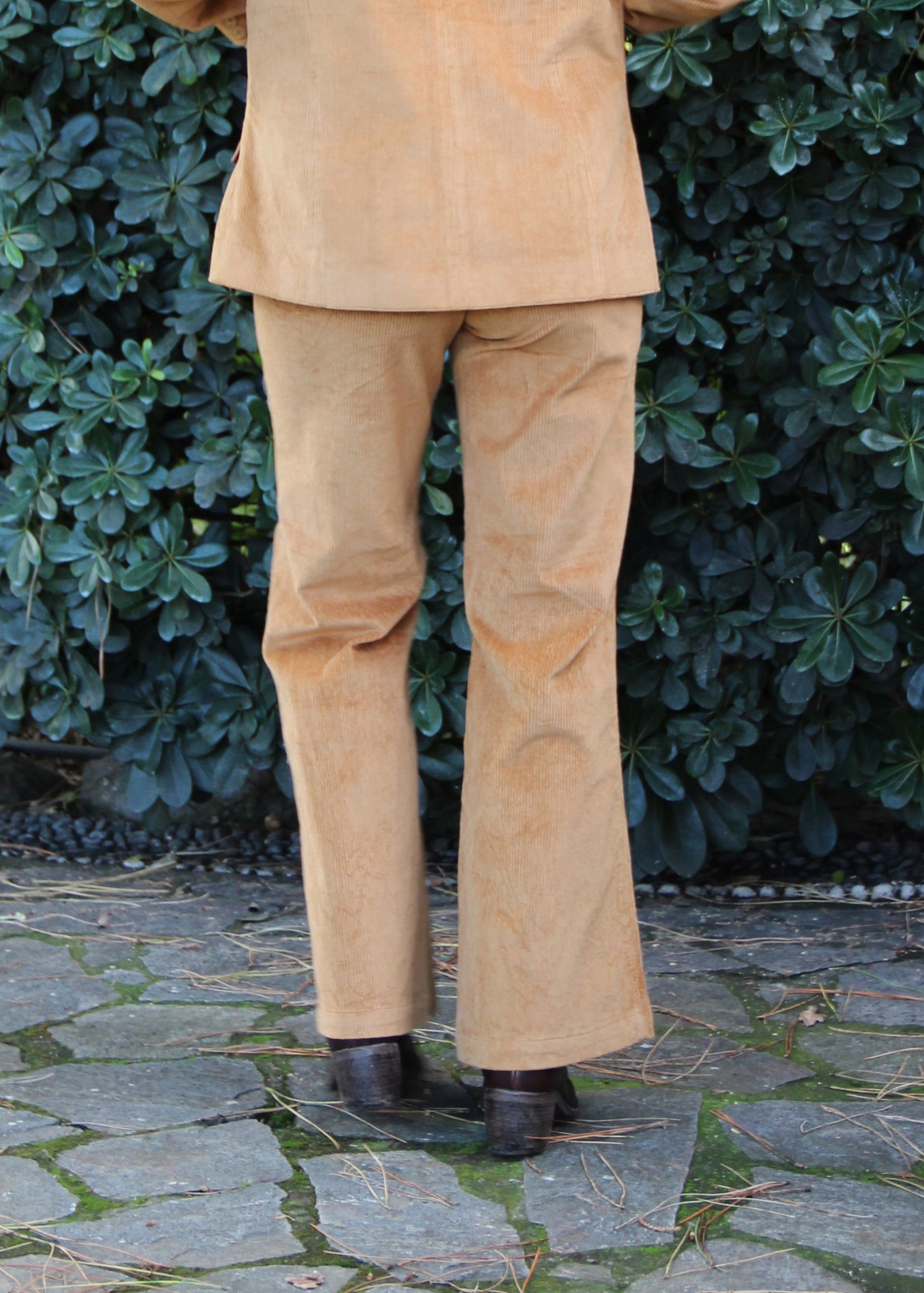 1970 Pants in Mustard Corduroy, mustard corduroy pants with front darts. Regular fit, available in sizes S and M, model is 170 cm and is wearing size S. Made in India with an elegant and versatile design. Dry clean only, iron on low heat, do not bleach.