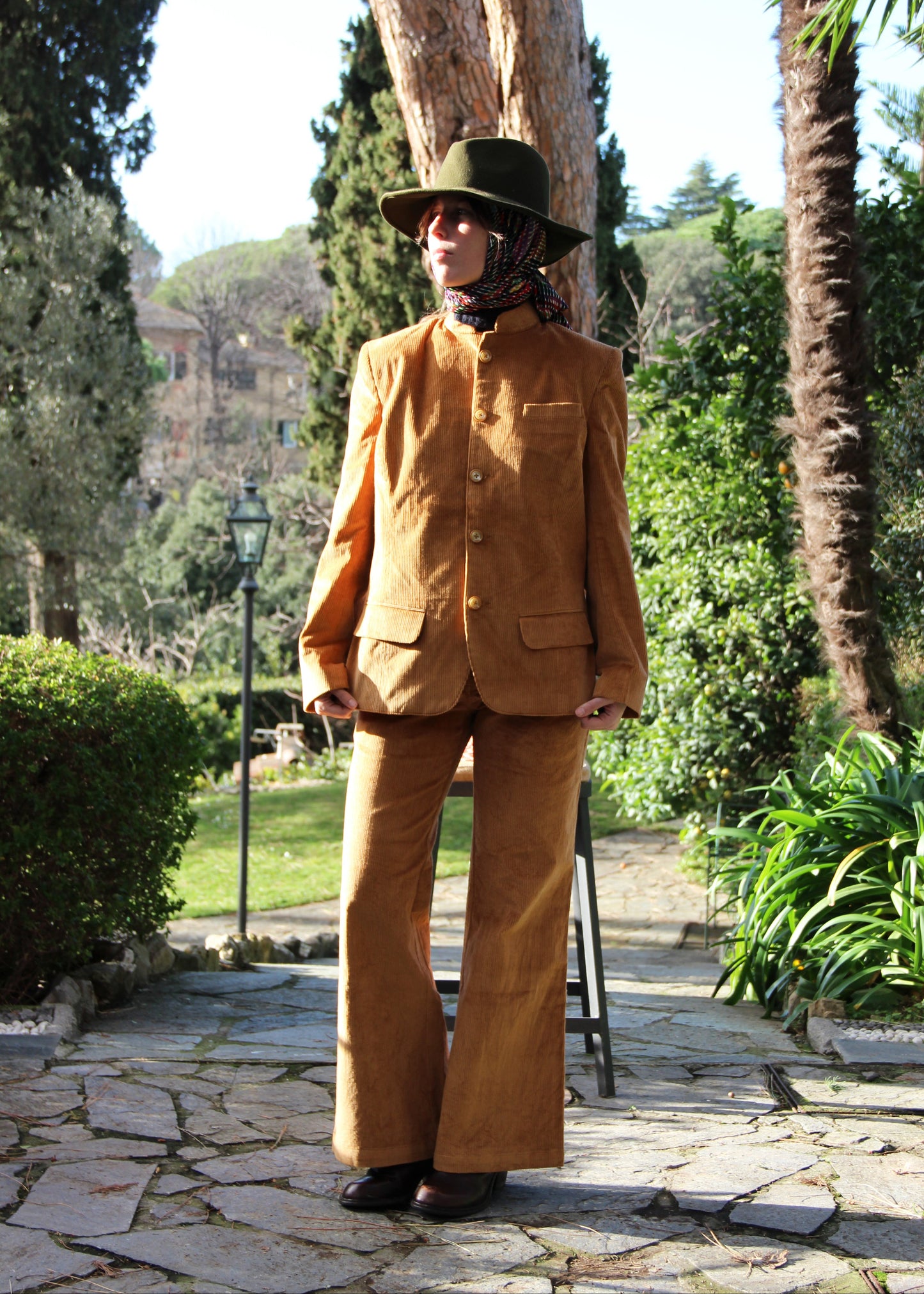 1970 Pants in Mustard Corduroy, mustard corduroy pants with front darts. Regular fit, available in sizes S and M, model is 170 cm and is wearing size S. Made in India with an elegant and versatile design. Dry clean only, iron on low heat, do not bleach.