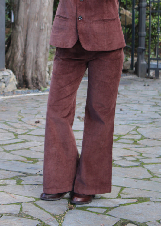 Pantaloni 1970 di IGI AMA in velluto a coste marrone, pantaloni in velluto a coste marrone con pinces anteriori. Vestibilità regolare, disponibili nelle taglie S e M, la modella è alta 170 cm e indossa la taglia S. Realizzati in India con un design elegante e versatile. Solo lavaggio a secco, stiratura a bassa temperatura, non candeggiare.