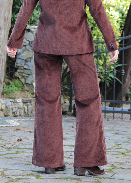 Pantaloni 1970 di IGI AMA in velluto a coste marrone, pantaloni in velluto a coste marrone con pinces anteriori. Vestibilità regolare, disponibili nelle taglie S e M, la modella è alta 170 cm e indossa la taglia S. Realizzati in India con un design elegante e versatile. Solo lavaggio a secco, stiratura a bassa temperatura, non candeggiare.